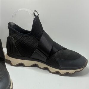 SOREL KENETIC, SEMI HIGH, PULL ON
CRISSCROSS LOOP STRAPS/ RUNNING SHOE